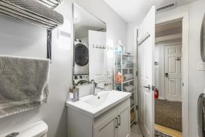 STUNNING AND MODERN place to stay in Franklin Park IL