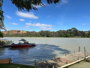 Antley House - Holiday home on the River Murray in Bowhill