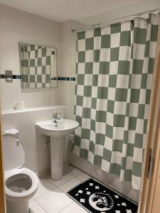 Room with private bathroom near train station