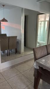 Apê confortável no Canto do Forte Perto da praia