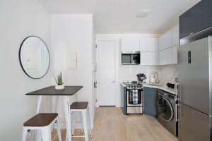 78-4B NEW Quality 1br W&D in unit SKYLIGHTS