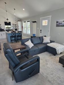 New Lux Cottage by Lake, King bed, Full Kit, Wi-Fi