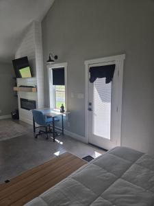 New Lux Cottage by Lake, King bed, Full Kit, Wi-Fi