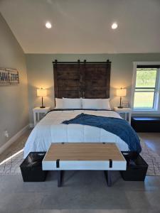 New Lux Cottage by Lake, King bed, Full Kit, Wi-Fi