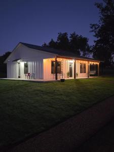 New Lux Cottage by Lake, King bed, Full Kit, Wi-Fi