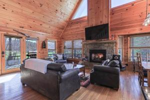 Welcome to Serenity Acres — a cozy 2BR2BA cabin on Hot House Creek in Mineral Bluff, GA.