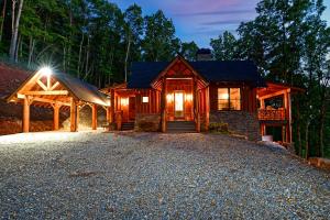 Misty Mountain Luxury mountain cabin with breathtaking views, hot tub, & game room!