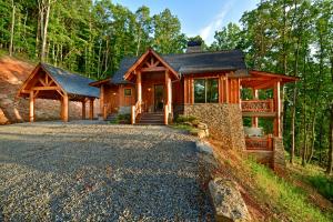 Misty Mountain Luxury mountain cabin with breathtaking views, hot tub, & game room!