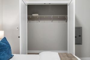 CozySuites Modern 1BR OTR District #05