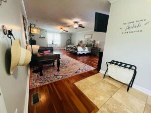 Tree Farm Stay Fire Pit & Grill WOW-King Suite