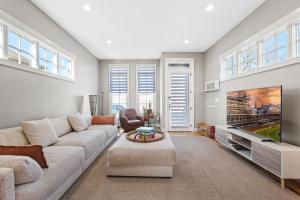 Luxurious Downtown Escape W Cinema & City Views