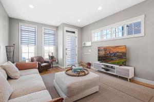 Luxurious Downtown Escape W Cinema & City Views