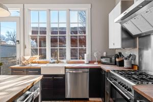 Luxurious Downtown Escape W Cinema & City Views