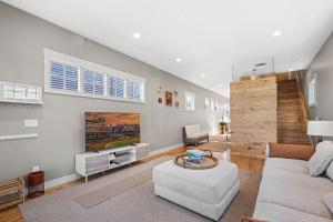 Luxurious Downtown Escape W Cinema & City Views