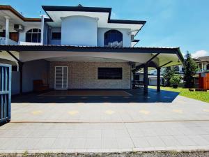 Spacious 4BR Corner with Pool Table