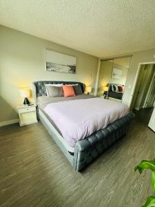 Walk to Santa Monica Beach & Pier I Free Parking!