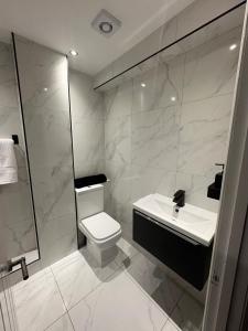 Stylish 2 Bedroom Apartment in Liverpool - Gateacre Village - Free Parking