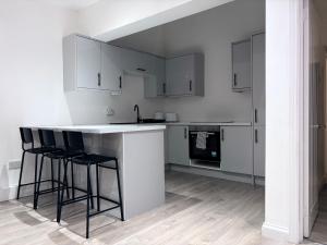 Stylish 2 Bedroom Apartment in Liverpool - Gateacre Village - Free Parking