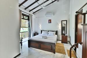 Mansion view - Rose Patals