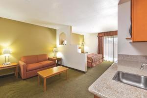 1 King Bed, Suite, Kitchenette, Non-Smoking room in Baymont by Wyndham Tehachapi