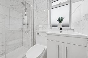 Bude Road Cosy and Modern Retreat Transport Link 4 BR By AltoLuxo Short Lets & Serviced Accommodation