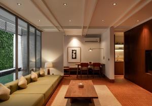 Brown Feather Pererenan