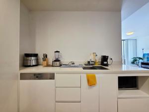 Modern 2BR Apt Metro Access Near Macquarie Uni