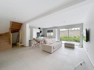 Maison neuve de 4 chambres, calme et lumineuse, en centre-ville