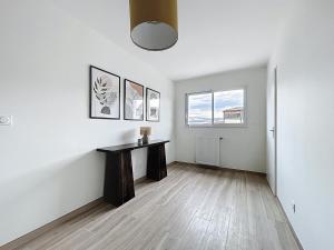 Maison neuve de 4 chambres, calme et lumineuse, en centre-ville