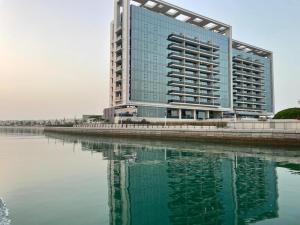 Luxurious Waterfront 2-Bedroom Apartment in RAK Hosted by Desert City Stays