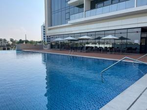 Luxurious Waterfront 2-Bedroom Apartment in RAK Hosted by Desert City Stays