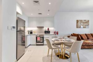 Free housekeeping visits during your stay - StayShort - Bright 1BR Apartment in Madinat Jumeirah Living that Sleeps 2