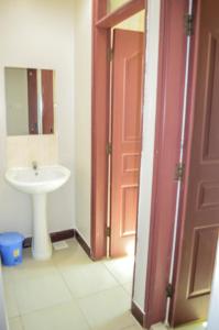 Roma Stays - Sunset 4BR Exquisite Apartment with Pool in Shanzu