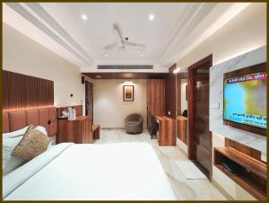 The Elegant Hotel Vishwam Inn Residency - Near Viswanath Temple And Ganga Ghat #Lift #parking #Wi-Fi #Restaurant AndFacilities Are Available Book early and have fun