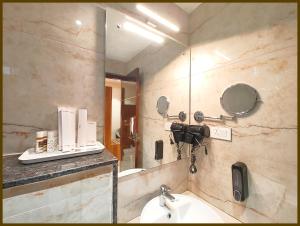 The Elegant Hotel Vishwam Inn Residency - Near Viswanath Temple And Ganga Ghat #Lift #parking #Wi-Fi #Restaurant AndFacilities Are Available Book early and have fun