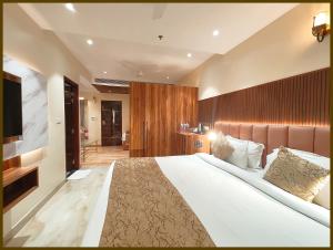 The Elegant Hotel Vishwam Inn Residency - Near Viswanath Temple And Ganga Ghat #Lift #parking #Wi-Fi #Restaurant AndFacilities Are Available Book early and have fun