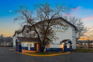 Days Inn by Wyndham Waukegan Great Lakes-Free Breakfast and Naval Base Shuttle