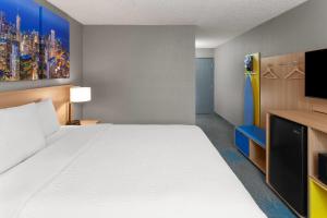 Days Inn by Wyndham Waukegan Great Lakes-Free Breakfast and Naval Base Shuttle