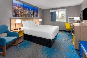 Days Inn by Wyndham Waukegan Great Lakes-Free Breakfast and Naval Base Shuttle