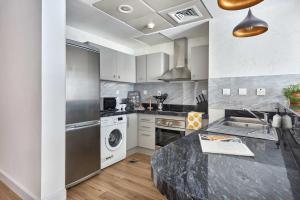 Frank Porter - Damac Waves Tower, Dubai Marina