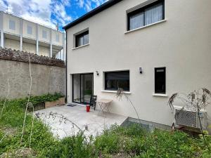 Maison neuve de 4 chambres, calme et lumineuse, en centre-ville