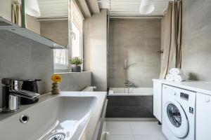 Lumina airy apartment with balcony