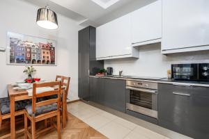 Lumina airy apartment with balcony