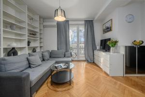 Lumina airy apartment with balcony