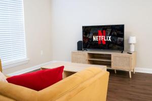 Majestic 2BR home in Houston with BBQ, Gym& Pool