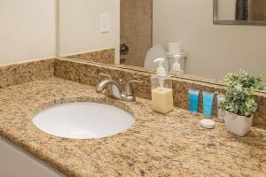 Majestic 2BR home in Houston with BBQ, Gym& Pool