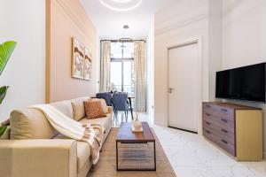 Cozy & Fully Equipped 1BR with Big Balcony - Masdar City, next to the Airport