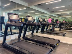 Cozy & Fully Equipped 1BR with Big Balcony - Masdar City, next to the Airport