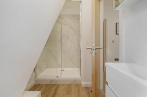 Bright 2-Bed Flat in Wandsworth, Near River Thames