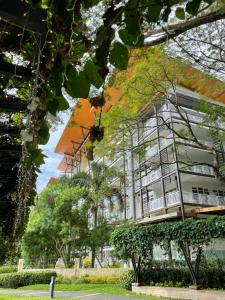 Beach condos at Pico de Loro Cove & possible Beach Club Access & Wi-Fi & Netflix, 42-50TVs with Uratex beds & pillows, equipped kitchen, balcony, parking, guest registration fee is not included